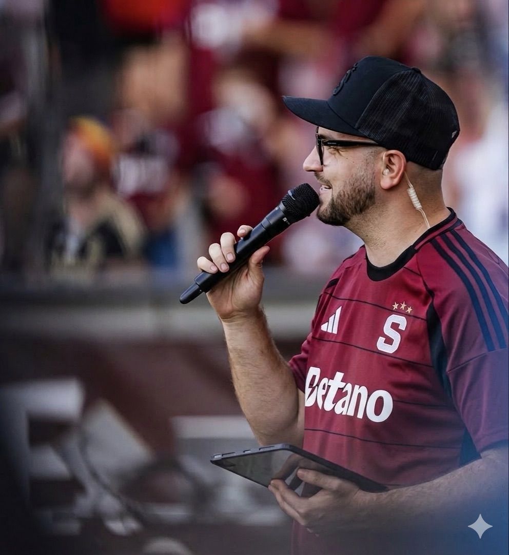 Filip Lejček s mikrofonem na stadionu Sparty